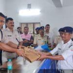 रॉटरी क्लब धनबाद सेंट्रल व धनबाद राउंड टेबल 342 के सौजन्य से ट्रैफिक पुलिस के जवानों के बीच 200 रेनकोट का वितरण