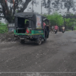 फुटपाथ दुकानदारों का विरोध प्रदर्शन जिला प्रशासन के द्वारा दुकान नहीं लगाने देने का दुकानदार कर रहे विरोध।