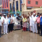 लायंस पब्लिक स्कूल सिंदरी की बस से टक्कर लगने से इलाज के दौरान हो गई बुजुर्ग की मौत।