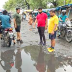 धनबाद के पुराना बाजार स्टेशन रोड की खराब स्थिति से परेशान नागरिकों की समस्याओं को देखते समाजसेवी दिलीप सिंह ने मंगलवार को स्थानीय लोगों के साथ