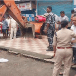 सरायढेला में निगम की बड़ी कार्रवाई, सड़क किनारे अतिक्रमण ढहा