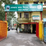 गयापुल सड़क के गड्ढे की भराई को लेकर विधायक ने की नगर आयुक्त से वार्ता