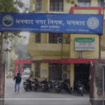 फुटपाथ दुकानदारों का नगर निगम कार्यालय पर जोरदार प्रदर्शन, दोबारा दुकान लगाने की मांग पर अड़े