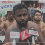 दुकान लगाने की मनाही के विरोध में फुटपाथ दुकानदारों का अर्धनग्न प्रदर्शन