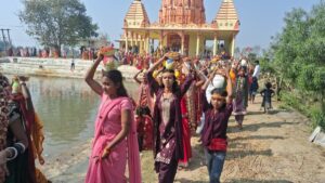 "नालंदा के मंदिलपुर में बाबा बख्तौर महापर्व, श्रद्धालुओं ने कलश यात्रा में भाग लिया।" "बाबा बख्तौर मंदिर में चार दिवसीय महापर्व का शुभारंभ, 351 कलश यात्रा के साथ उत्सव।" "मंदिलपुर में आस्था और श्रद्धा के साथ बाबा बख्तौर महापर्व, भक्तिमय कलश यात्रा।"