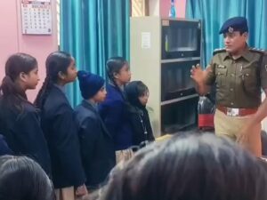 1️⃣ कैमूर के दुर्गावती कन्या उच्च विद्यालय में पुलिस अधीक्षक हरिमोहन शुक्ला छात्राओं से जनसंवाद करते हुए 2️⃣ छात्राओं को अभया ब्रिगेड और सुरक्षा के बारे में जानकारी देते कैमूर पुलिस अधीक्षक 3️⃣ दुर्गावती विद्यालय में पुलिस और छात्राओं का संवाद कार्यक्रम 4️⃣ स्कूल में सुरक्षा और अधिकारों पर जानकारी देती पुलिस अधीक्षक 5️⃣ कैमूर पुलिस का अभया ब्रिगेड अभियान, छात्राओं को सुरक्षित रखने की जानकारी