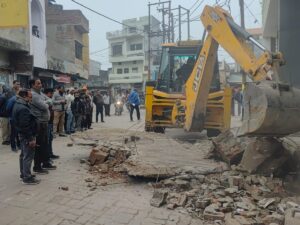 “रक्सौल वार्ड 12 में 300 परिवारों पर बुलडोजर का डर, स्थानीय सांसद डॉ. संजय जायसवाल और विधायक प्रमोद सिन्हा को सामूहिक पत्र सौंपते हुए लोग”