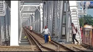 "केंदुआ पुल बंद होने से रेलवे प्रभावित, जिशान कुरैशी लोगों को जानकारी दे रहे हैं"