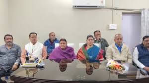 धनबाद मेयर चुनाव में इंदु सिंह का नामांकन, समर्थकों की भारी भीड़ समाहरणालय परिसर में रोड शो के बाद नामांकन करतीं इंदु सिंह मेयर पद के लिए नामांकन के दौरान पूर्व मेयर इंदु सिंह और उनके समर्थक धनबाद नगर निगम चुनाव 2025 में इंदु सिंह का शक्ति प्रदर्शन