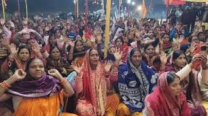 “चासनाला में वार्ड 52 के लिए सुंदरकांड पाठ कार्यक्रम” “श्रद्धालु पूजा-अर्चना करते हुए, अनूप सिंह और प्रियंका सिंह” “वार्ड 52 की खुशहाली के लिए आयोजित सुंदरकांड पाठ और महा प्रसाद वितरण” “भक्ति और श्रद्धा के साथ चासनाला सुंदरकांड पाठ” “अनूप सिंह और प्रियंका सिंह के नेतृत्व में धार्मिक आयोजन, चासनाला”