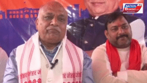 "धनबाद नगर निकाय चुनाव 2026 में चंद्रशेखर अग्रवाल मेयर पद के लिए नामांकन दाखिल करते हुए, उनके समर्थक जुलूस और नारेबाजी करते हुए। शहर में चुनावी माहौल गर्म, प्रशासन ने सुरक्षा इंतजाम किए।"