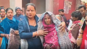 “धनबाद में सुनैना सिंह किन्नर द्वारा जरूरतमंदों को कंबल वितरण”“ठंड राहत अभियान के तहत गरीबों को कंबल देते हुए सुनैना सिंह किन्नर”

“धनबाद में किन्नर समाज की पहल, जरूरतमंदों के बीच कंबल वितरण”

“सर्दी में मानवता की मिसाल, धनबाद में कंबल वितरण कार्यक्रम”

“जरूरतमंदों के चेहरे पर मुस्कान, कंबल वितरण का दृश्य”