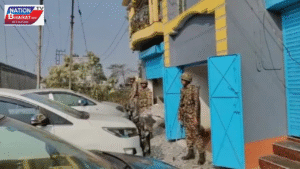 रानीगंज बक्तानगर में किरण खां के घर ईडी की छापेमारी राजेश बंसल के घर जांच के दौरान ईडी अधिकारी दस्तावेज जांचते हुए केंद्रीय बलों की सुरक्षा के बीच रानीगंज में ईडी की कार्रवाई कोयला व्यवसायियों पर ईडी कार्रवाई से इलाके में सनसनी और कौतूहल