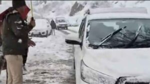 अटल टनल रोहतांग में भारी बर्फबारी, प्रशासन ने 1,000 पर्यटक वाहन निकाले !