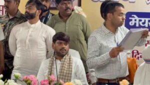 स्लग: डिप्टी मेयर चुनाव से पहले पार्षदों की सिंह मेंशन में बैठक वार्ड 7 के पार्षद अरुण चौहान को सभी पार्षदों ने दिया अपना समर्थन !