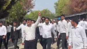 सूरजपुर जिला न्यायालय में वकीलों का हंगामा, पुलिसकर्मियों को न्यायालय से बाहर निकाला !