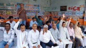 नेशनल फेडरेशन ऑफ अंबेडकर मिशन के द्वारा बाबा साहेब की प्रतिमा से छेड़छाड़ के विरोध में रणधीर वर्मा चौक पर दिया धरना किया प्रदर्शन।