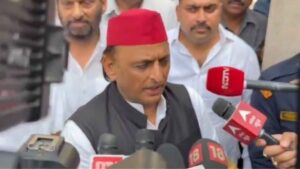 अखिलेश यादव ने शंकराचार्य से लिया आशीर्वाद, मार्गदर्शन प्राप्त करने पहुंचे ।