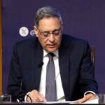 28 फरवरी से अब तक 1.5 लाख भारतीय नागरिक लौटे, ईराक का एयरस्पेस बंद  नई दिल्ली: विदेश मंत्रालय के अतिरिक्त सचिव Aseem Mahaja ने जानकारी दी कि 28 फरवरी से अब तक लगभग 1,50,000 भारतीय नागरिक देश वापस लौट चुके हैं।  उन्होंने बताया कि वर्तमान में Iraq का एयरस्पेस बंद होने के कारण वहां से उड़ानों का संचालन प्रभावित हुआ है। हालांकि Saudi Arabia से यात्रा की सुविधा अभी भी जारी है, जिससे भारतीय नागरिकों की वापसी संभव हो पा रही है।  विदेश मंत्रालय के अनुसार सरकार स्थिति पर लगातार नजर बनाए हुए है और विदेशों में फंसे भारतीयों की सुरक्षित वापसी सुनिश्चित करने के लिए आवश्यक कदम उठाए जा रहे हैं।