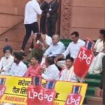 सिलेंडर की बढ़ती कीमतों और किल्लत को लेकर कांग्रेस का प्रदर्शन, राहुल गांधी धरने पर बैठे !