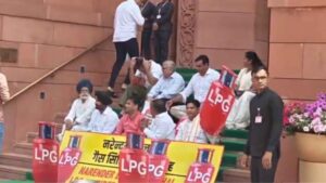 सिलेंडर की बढ़ती कीमतों और किल्लत को लेकर कांग्रेस का प्रदर्शन, राहुल गांधी धरने पर बैठे !