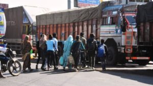 निरसा में सड़क काटे जाने पर ग्रामीणों का जोरदार प्रदर्शन, 5 गांव प्रभावित !