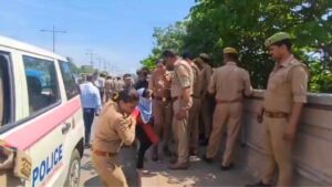 कम वेतन को लेकर लखनऊ में पुलिस कर्मियों का CM ऑफिस पर प्रदर्शन रोका गया !