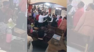शाहजहांपुर में कोर्ट परिसर में वकीलों की हिंसक झड़प !
