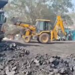 धनबाद में अवैध कोयला कारोबार पर बड़ी कार्रवाई, छापेमारी में भारी मात्रा में कोयला जब्त !