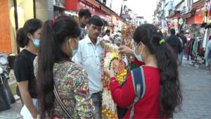 त्योहारी सीजन की शुरुआत, बाजारों में बढ़ी रौनक और भीड़ !