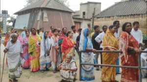 दूसरे चरण का मतदान शुरू, पूर्व बर्दवान के गलसी में सुबह से ही दिखी लंबी कतारें