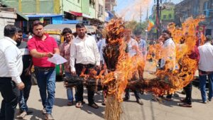 झरिया में सियासी बवाल: ट्रेन उद्घाटन से पहले विधायक और मेयर का निमंत्रण रद्द, विरोध प्रदर्शन तेज