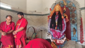 गिनती से एक दिन पहले ‘पूजा राजनीति’, बर्नपुर काली मंदिर में टीएमसी उम्मीदवार ने की पूजा