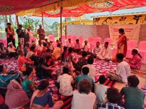 ग्राम पंचायत कोतो पहुंचे रामगढ़ उपायुक्त ऋतुराज, बिरहोर परिवारों की समस्याएं सुनीं