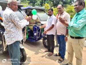 ग्रामीण महिलाओं को आत्मनिर्भर बनाने की पहल, दुमका के रामगढ़ में महिलाओं के बीच ई-रिक्शा का वितरण
