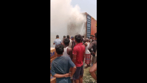 चलते कंटेनर में लगी भीषण आग, करोड़ों के एसी और इलेक्ट्रॉनिक सामान जलकर राख