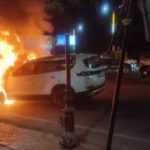 चलती स्कॉर्पियो में लगी भीषण आग, बीच सड़क पर धू-धू कर जली कार, बड़ा हादसा टला