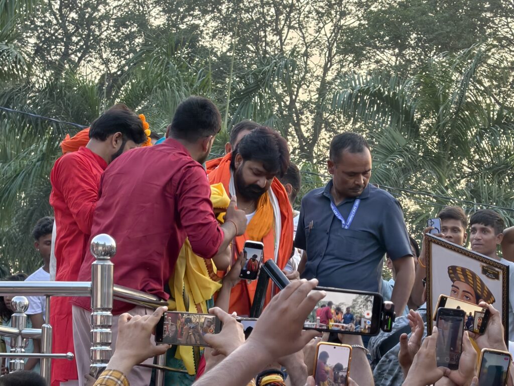 एमएलसी टिकट मिलने के बाद जगदीशपुर पहुंचे पवन सिंह, वीर कुंवर सिंह की प्रतिमा पर किया माल्यार्पण