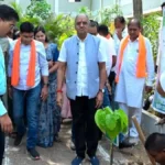“एक पेड़ मां के नाम” अभियान के तहत दुमका में भाजपा नेताओं ने किया वृक्षारोपण
