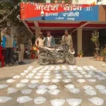 अंधेरे और कच्चे रास्ते का फायदा उठाकर फरार हुए तस्कर, बाइक भी जब्त