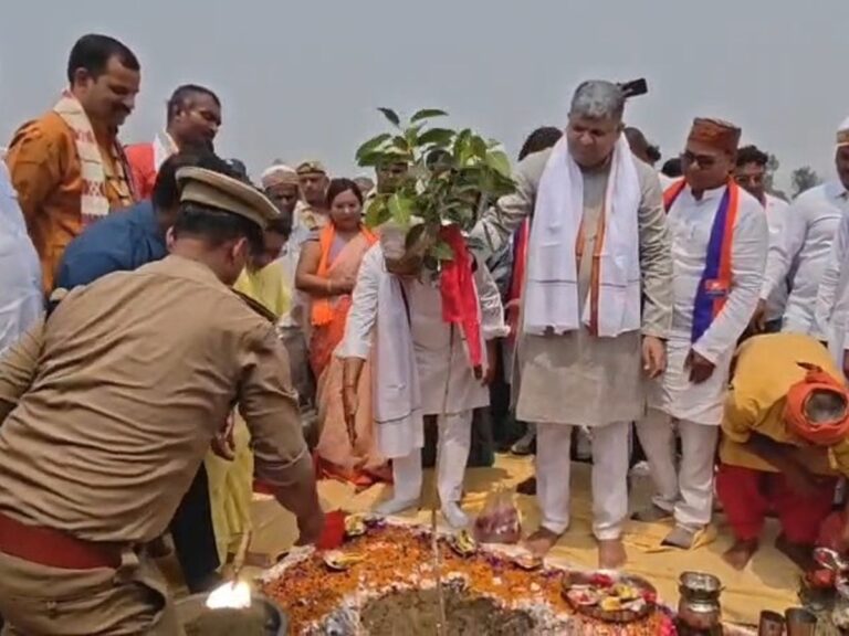 गोंडा में प्रभारी मंत्री आशीष पटेल ने किया पौधरोपण,