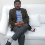 जो देखता हूँ वही बोलने का आदी हूँ, मैं अपने शहर का सबसे बड़ा फसादी हूँ।”