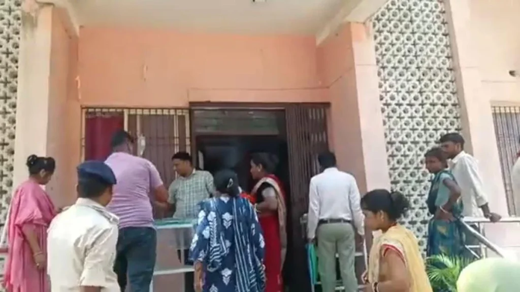 डुमरांव अस्पताल की बदइंतजामी उजागर: बिजली-जेनरेटर फेल, MNCU के बाहर नवजातों का इलाज करते दिखे डॉक्टर