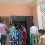 डुमरांव अस्पताल की बदइंतजामी उजागर: बिजली-जेनरेटर फेल, MNCU के बाहर नवजातों का इलाज करते दिखे डॉक्टर