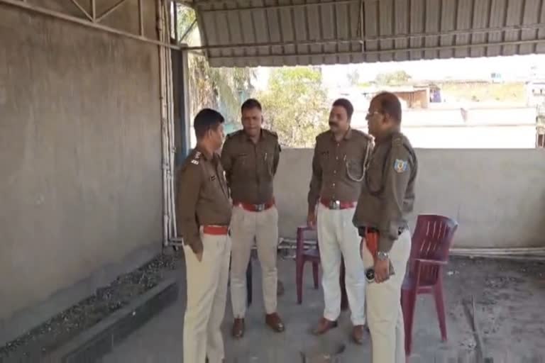 रामनवमी हत्याकांड में फरार आरोपियों के घर कुर्की-जब्ती, चिरकुंडा पुलिस की बड़ी कार्रवाई