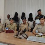 महिला से पर्स लूटने वाले गिरोह का खुलासा, 18 मोबाइल फोन और बाइक बरामद