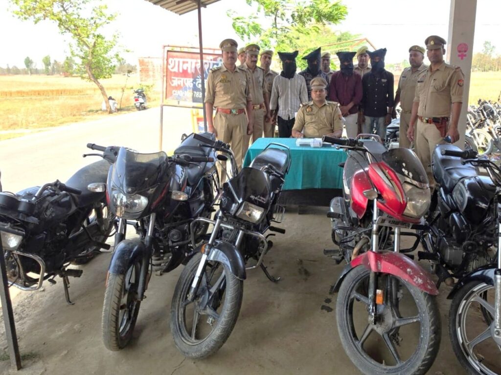 देवरिया में बजाज ऑटो शोरूम का ताला तोड़कर पांच नई बाइक और नकदी चोरी