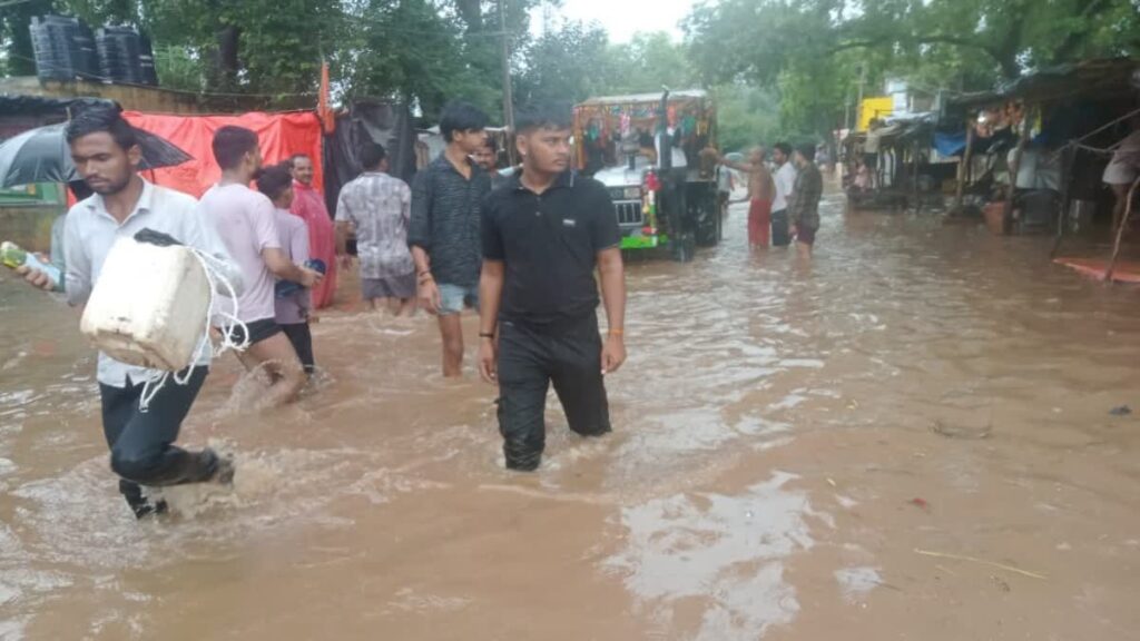 भौंरा में आंधी का कहर, जलमीनार की सिंटेक्स टंकी घरों पर गिरी, बच्चा घायल
