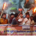 BRABU PAT रिजल्ट विवाद: टॉपर छात्रों के समर्थन में मशाल जुलूस, कुलपति आवास के बाहर छात्रों का प्रदर्शन