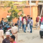 अज्ञात पिकअप की टक्कर से बाइक सवार तीन लोग गंभीर घायल, दो की हालत नाजुक